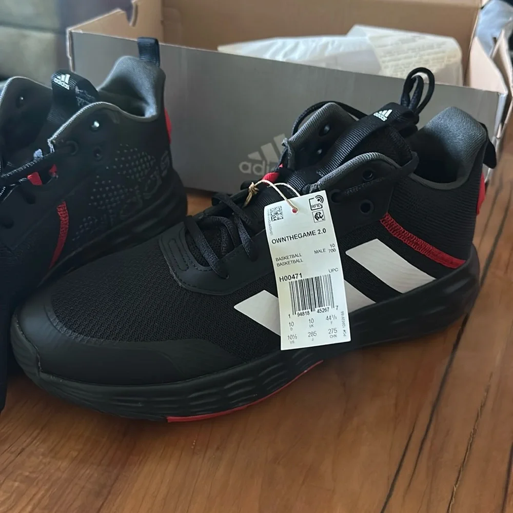 Never worn mens basketball shoes size 10
